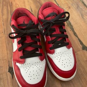 Jordan 1 red low SE
